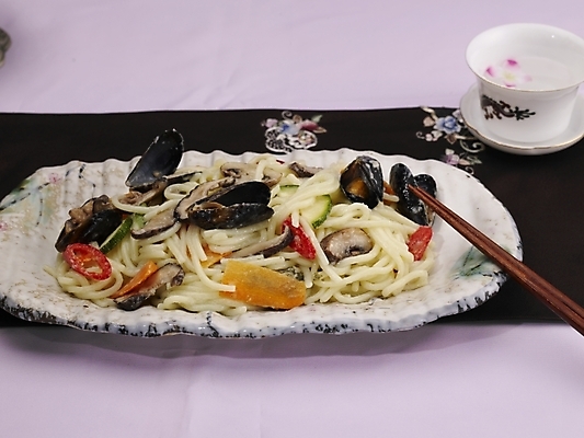 포토 JPG 스튜디오촬영 그릇 식기 접시 음식 젓가락 실내 근접촬영 사람없음 장식 가로 중식 면류 면 찻잔 우동볶음 국내포토 뷰포인트 잔 수저 내부 파일형식