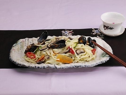 포토 JPG 스튜디오촬영 그릇 식기 접시 음식 술잔 젓가락 실내 근접촬영 사람없음 장식 가로 중식 면류 면 찻잔 우동볶음 국내포토 뷰포인트 잔 수저 내부 파일형식