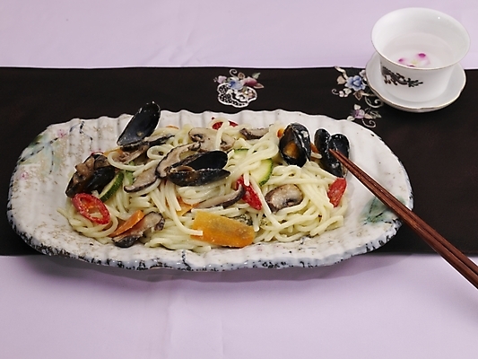 포토 JPG 스튜디오촬영 그릇 식기 접시 음식 술잔 젓가락 실내 근접촬영 사람없음 장식 가로 중식 면류 면 찻잔 우동볶음 국내포토 뷰포인트 잔 수저 내부 파일형식