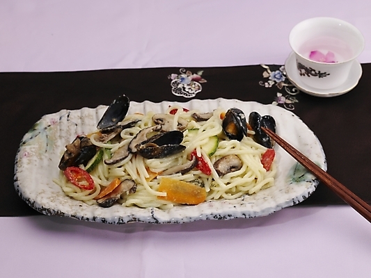 포토 JPG 스튜디오촬영 그릇 식기 접시 음식 술잔 젓가락 실내 근접촬영 사람없음 장식 가로 중식 면류 면 찻잔 우동볶음 국내포토 뷰포인트 잔 수저 내부 파일형식