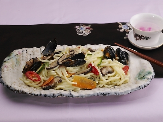 포토 JPG 스튜디오촬영 그릇 식기 접시 음식 술잔 젓가락 실내 근접촬영 사람없음 장식 가로 중식 면류 면 찻잔 우동볶음 국내포토 뷰포인트 잔 수저 내부 파일형식