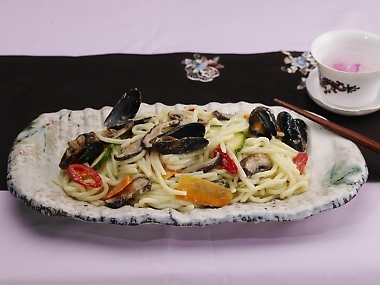 포토 JPG 스튜디오촬영 그릇 식기 접시 음식 젓가락 실내 근접촬영 사람없음 장식 가로 중식 면류 면 찻잔 우동볶음 국내포토 뷰포인트 잔 수저 내부 파일형식