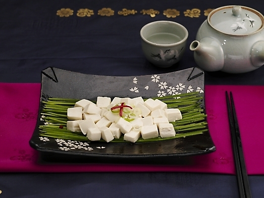 포토 JPG 스튜디오촬영 그릇 식기 접시 음식 술잔 젓가락 주전자 실내 근접촬영 사람없음 장식 가로 중식 보라색 두부요리 소충반두부 국내포토 뷰포인트 컬러 주방용품 잔 수저 내부 파일형식