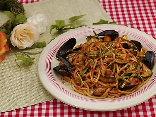 포토 JPG 스튜디오촬영 그릇 식기 접시 꽃 음식 실내 사람없음 장식 가로 빨간색 초록색 중식 면류 면 볶음짬뽕 국내포토 식물 컬러 내부 짬뽕 파일형식