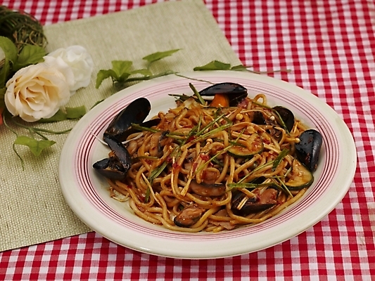 포토 JPG 스튜디오촬영 그릇 식기 접시 꽃 음식 실내 사람없음 장식 가로 빨간색 초록색 중식 면류 면 볶음짬뽕 국내포토 식물 컬러 내부 짬뽕 파일형식