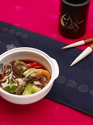 포토 JPG 스튜디오촬영 그릇 식기 접시 음식 실내 사람없음 장식 빨간색 세로 중식 흰색 붓 나무통 어향육사 국내포토 컬러 통 내부 파일형식