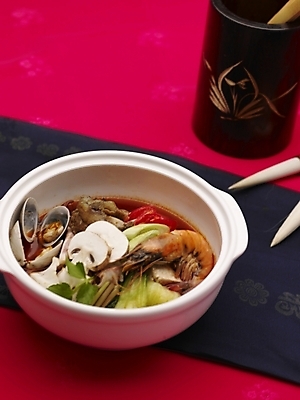 포토 JPG 스튜디오촬영 그릇 식기 접시 음식 실내 사람없음 장식 빨간색 중식 흰색 붓 나무통 서예붓 어향육사 국내포토 컬러 서예 통 내부 파일형식