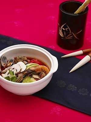 포토 JPG 스튜디오촬영 그릇 식기 접시 음식 실내 사람없음 장식 빨간색 세로 중식 흰색 붓 나무통 서예붓 어향육사 국내포토 컬러 서예 통 내부 파일형식