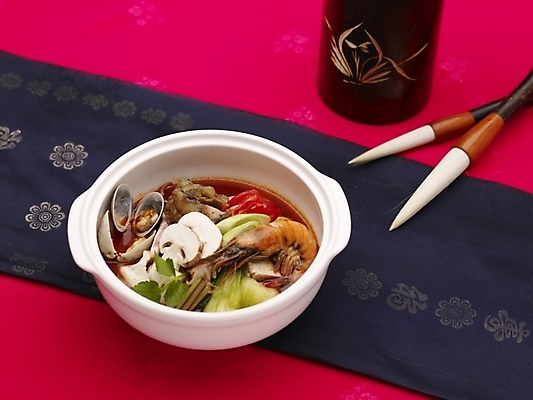 포토 JPG 스튜디오촬영 그릇 식기 접시 음식 실내 사람없음 장식 가로 빨간색 중식 흰색 붓 나무통 서예붓 어향육사 국내포토 컬러 서예 통 내부 파일형식