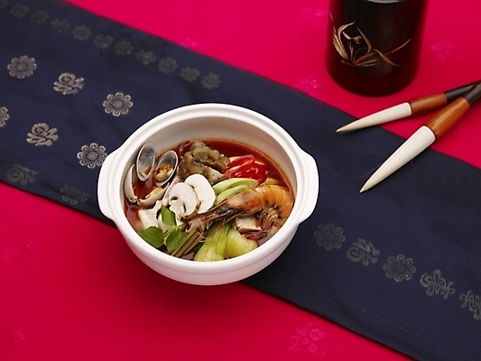 포토 JPG 스튜디오촬영 그릇 식기 접시 음식 실내 사람없음 장식 가로 빨간색 중식 흰색 붓 나무통 서예붓 어향육사 국내포토 컬러 서예 통 내부 파일형식