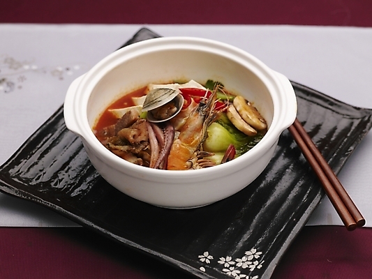 포토 JPG 스튜디오촬영 그릇 식기 접시 음식 젓가락 실내 근접촬영 사람없음 장식 가로 중식 흰색 어향육사 국내포토 뷰포인트 컬러 수저 내부 파일형식