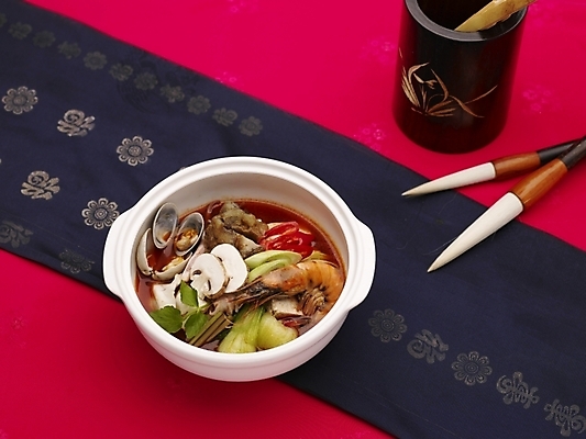 포토 JPG 스튜디오촬영 그릇 식기 접시 음식 실내 사람없음 장식 가로 빨간색 중식 흰색 붓 어향육사 국내포토 컬러 내부 파일형식