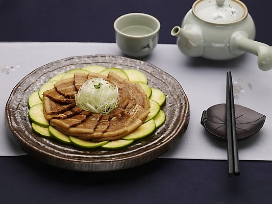 포토 JPG 스튜디오촬영 그릇 식기 접시 음식 술잔 젓가락 주전자 실내 근접촬영 사람없음 장식 가로 중식 삼겹살두반장 삼겹살두반장무침 국내포토 뷰포인트 주방용품 잔 수저 내부 무침 파일형식