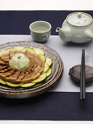 포토 JPG 스튜디오촬영 그릇 식기 접시 음식 술잔 젓가락 주전자 실내 근접촬영 사람없음 장식 세로 중식 삼겹살두반장 삼겹살두반장무침 국내포토 뷰포인트 주방용품 잔 수저 내부 무침 파일형식