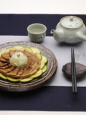 포토 JPG 스튜디오촬영 그릇 식기 접시 음식 술잔 젓가락 주전자 실내 근접촬영 사람없음 장식 세로 중식 삼겹살두반장 삼겹살두반장무침 국내포토 뷰포인트 주방용품 잔 수저 내부 무침 파일형식