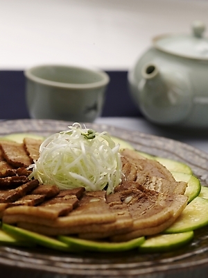 포토 JPG 스튜디오촬영 그릇 식기 접시 음식 주전자 실내 근접촬영 사람없음 장식 세로 중식 삼겹살두반장 삼겹살두반장무침 국내포토 뷰포인트 주방용품 내부 무침 파일형식