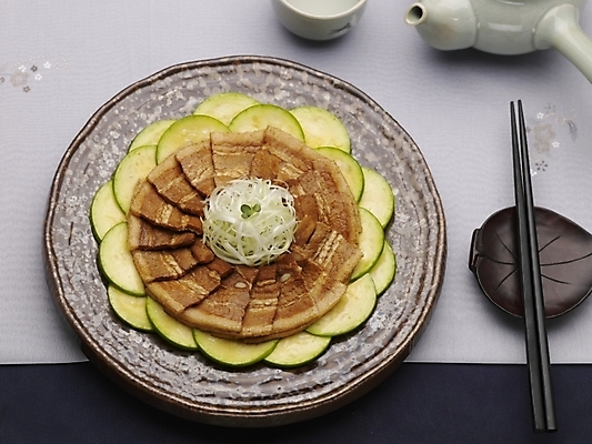 포토 JPG 스튜디오촬영 그릇 식기 접시 음식 젓가락 주전자 실내 근접촬영 사람없음 장식 가로 하이앵글 중식 삼겹살두반장 삼겹살두반장무침 국내포토 뷰포인트 주방용품 수저 내부 무침 파일형식