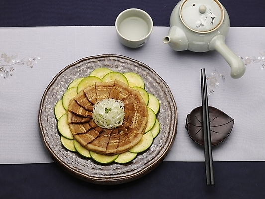 포토 JPG 스튜디오촬영 그릇 식기 접시 음식 술잔 젓가락 주전자 실내 사람없음 장식 가로 하이앵글 중식 삼겹살두반장 삼겹살두반장무침 국내포토 뷰포인트 주방용품 잔 수저 내부 무침 파일형식