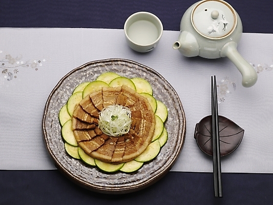 포토 JPG 스튜디오촬영 그릇 식기 접시 음식 젓가락 주전자 실내 사람없음 장식 가로 하이앵글 중식 찻잔 삼겹살두반장 삼겹살두반장무침 국내포토 뷰포인트 주방용품 잔 수저 내부 무침 파일형식