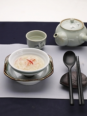 포토 JPG 스튜디오촬영 그릇 식기 접시 음식 술잔 젓가락 주전자 실내 사람없음 장식 세로 중식 숟가락 수프 게살스프 국내포토 주방용품 잔 수저 파일형식