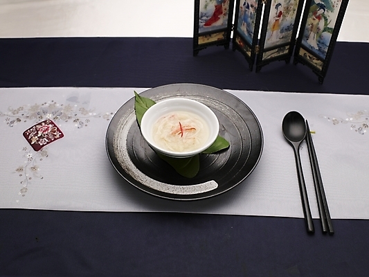 포토 JPG 스튜디오촬영 그릇 식기 접시 음식 잎 젓가락 나뭇잎 실내 사람없음 장식 가로 초록색 하이앵글 중식 숟가락 수프 병풍 게살스프 국내포토 식물 뷰포인트 컬러 수저 파일형식