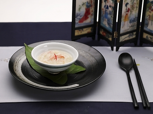 포토 JPG 스튜디오촬영 그릇 식기 접시 음식 잎 젓가락 나뭇잎 실내 근접촬영 사람없음 장식 가로 초록색 중식 숟가락 수프 병풍 게살스프 국내포토 식물 뷰포인트 컬러 수저 파일형식