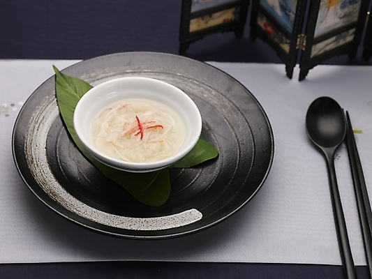 포토 JPG 스튜디오촬영 그릇 식기 접시 음식 젓가락 실내 근접촬영 사람없음 장식 가로 초록색 중식 숟가락 게살스프 국내포토 뷰포인트 컬러 수저 내부 수프 파일형식