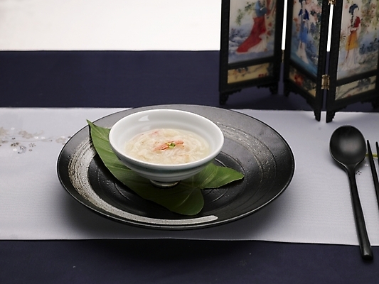 포토 JPG 스튜디오촬영 그릇 식기 접시 음식 잎 젓가락 나뭇잎 실내 사람없음 장식 가로 초록색 중식 숟가락 수프 병풍 게살스프 국내포토 식물 컬러 수저 파일형식