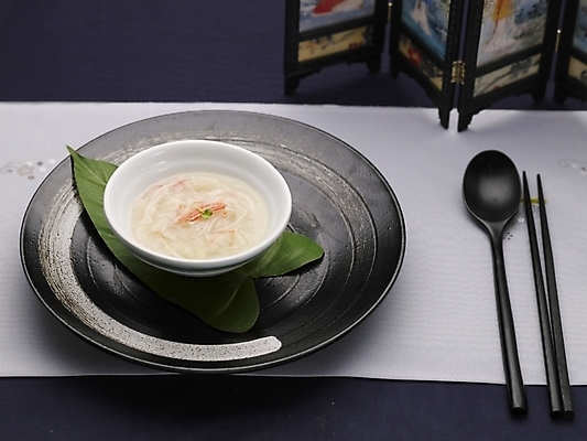 포토 JPG 스튜디오촬영 그릇 식기 접시 음식 잎 젓가락 나뭇잎 실내 근접촬영 사람없음 장식 가로 초록색 중식 숟가락 수프 병풍 게살스프 국내포토 식물 뷰포인트 컬러 수저 파일형식