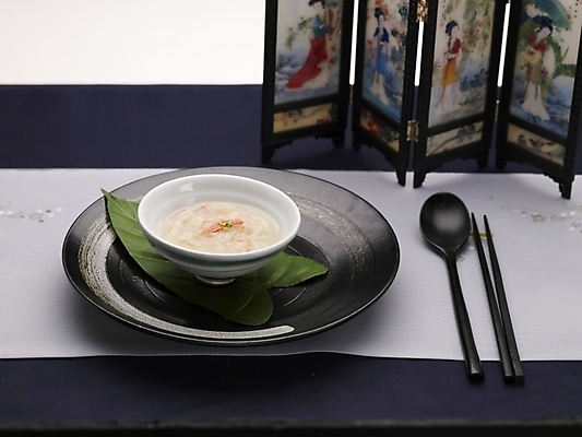 포토 JPG 스튜디오촬영 그릇 식기 접시 음식 잎 젓가락 나뭇잎 실내 사람없음 장식 가로 초록색 중식 숟가락 수프 병풍 게살스프 국내포토 식물 컬러 수저 파일형식