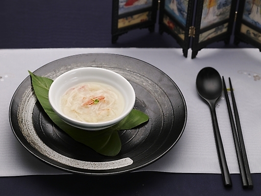 포토 JPG 스튜디오촬영 그릇 식기 접시 음식 젓가락 실내 근접촬영 사람없음 장식 가로 초록색 중식 숟가락 게살스프 국내포토 뷰포인트 컬러 수저 내부 수프 파일형식