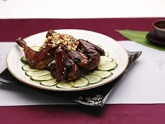 포토 JPG 스튜디오촬영 그릇 식기 접시 음식 잎 술잔 나뭇잎 오이 실내 근접촬영 사람없음 장식 가로 초록색 중식 치킨 닭 찻잔 깐풍소스닭튀김 국내포토 식물 뷰포인트 컬러 채소 조류 잔 튀김 닭고기요리 파일형식