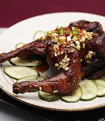 포토 JPG 스튜디오촬영 그릇 식기 접시 음식 오이 실내 근접촬영 사람없음 장식 세로 초록색 중식 치킨 닭 깐풍소스닭튀김 국내포토 뷰포인트 컬러 채소 조류 내부 튀김 닭고기요리 파일형식