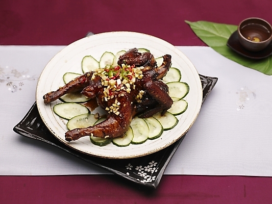 포토 JPG 스튜디오촬영 그릇 식기 접시 음식 잎 술잔 나뭇잎 오이 실내 근접촬영 사람없음 장식 가로 초록색 하이앵글 중식 치킨 닭 찻잔 깐풍소스닭튀김 국내포토 식물 뷰포인트 컬러 채소 조류 잔 튀김 닭고기요리 파일형식