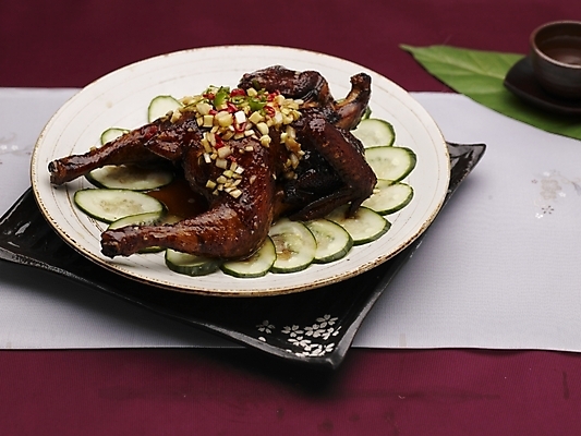 포토 JPG 스튜디오촬영 그릇 식기 접시 음식 오이 실내 근접촬영 사람없음 장식 가로 초록색 중식 치킨 닭 찻잔 깐풍소스닭튀김 국내포토 뷰포인트 컬러 채소 조류 잔 내부 튀김 닭고기요리 파일형식