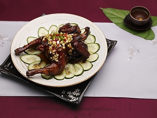 포토 JPG 스튜디오촬영 그릇 식기 접시 음식 잎 술잔 나뭇잎 오이 실내 근접촬영 사람없음 장식 가로 초록색 하이앵글 중식 치킨 닭 찻잔 깐풍소스닭튀김 국내포토 식물 뷰포인트 컬러 채소 조류 잔 튀김 닭고기요리 파일형식