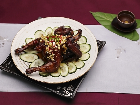 포토 JPG 스튜디오촬영 그릇 식기 접시 음식 잎 술잔 나뭇잎 오이 실내 근접촬영 사람없음 장식 가로 초록색 하이앵글 중식 치킨 닭 찻잔 깐풍소스닭튀김 국내포토 식물 뷰포인트 컬러 채소 조류 잔 튀김 닭고기요리 파일형식