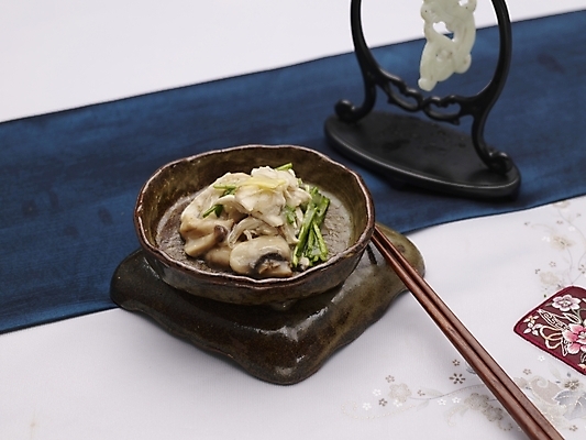 포토 JPG 스튜디오촬영 그릇 식기 접시 음식 젓가락 실내 사람없음 장식 가로 중식 볶음 버섯볶음 닭고기버섯볶음 국내포토 수저 내부 파일형식