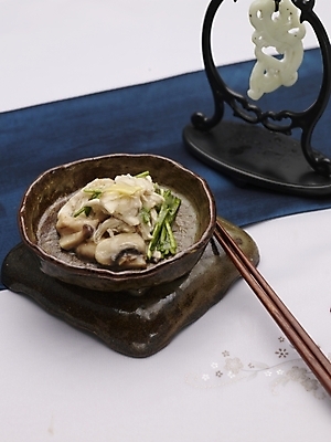 포토 JPG 스튜디오촬영 그릇 식기 접시 음식 젓가락 실내 사람없음 장식 세로 하이앵글 중식 볶음 버섯볶음 닭고기버섯볶음 국내포토 뷰포인트 수저 내부 파일형식