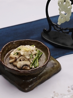 포토 JPG 스튜디오촬영 그릇 식기 접시 음식 젓가락 실내 사람없음 장식 세로 하이앵글 중식 볶음 버섯볶음 닭고기버섯볶음 국내포토 뷰포인트 수저 내부 파일형식