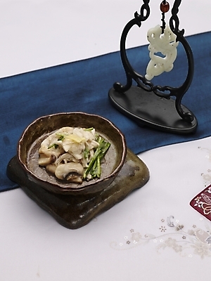 포토 JPG 스튜디오촬영 그릇 식기 접시 음식 젓가락 실내 사람없음 장식 세로 하이앵글 중식 볶음 버섯볶음 닭고기버섯볶음 국내포토 뷰포인트 수저 내부 파일형식