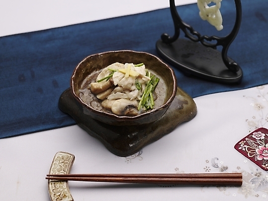 포토 JPG 스튜디오촬영 그릇 식기 접시 음식 젓가락 실내 사람없음 장식 가로 중식 볶음 버섯볶음 닭고기버섯볶음 국내포토 수저 내부 파일형식