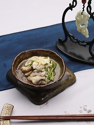 포토 JPG 스튜디오촬영 그릇 식기 접시 음식 젓가락 실내 사람없음 장식 세로 중식 볶음 버섯볶음 닭고기버섯볶음 국내포토 수저 내부 파일형식