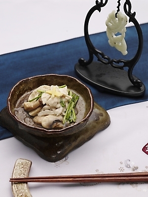 포토 JPG 스튜디오촬영 그릇 식기 접시 음식 젓가락 실내 사람없음 장식 세로 하이앵글 중식 버섯볶음 닭고기버섯볶음 국내포토 뷰포인트 수저 내부 볶음 파일형식