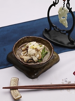 포토 JPG 스튜디오촬영 그릇 식기 접시 음식 젓가락 실내 사람없음 장식 세로 하이앵글 중식 볶음 버섯볶음 닭고기버섯볶음 국내포토 뷰포인트 수저 내부 파일형식