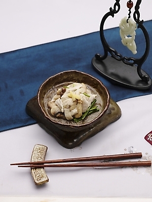 포토 JPG 스튜디오촬영 그릇 식기 접시 음식 젓가락 실내 사람없음 장식 세로 하이앵글 중식 버섯볶음 닭고기버섯볶음 국내포토 뷰포인트 수저 내부 볶음 파일형식