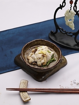 포토 JPG 스튜디오촬영 그릇 식기 접시 음식 젓가락 실내 사람없음 장식 세로 하이앵글 중식 버섯볶음 닭고기버섯볶음 국내포토 뷰포인트 수저 내부 볶음 파일형식