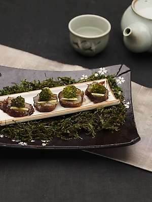 포토 JPG 스튜디오촬영 그릇 식기 접시 음식 술잔 주전자 실내 근접촬영 사람없음 장식 세로 초록색 중식 해삼 홍초해삼 국내포토 뷰포인트 컬러 주방용품 잔 해산물 파일형식