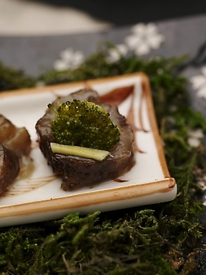 포토 JPG 스튜디오촬영 그릇 식기 접시 음식 실내 근접촬영 사람없음 장식 세로 초록색 중식 해삼 홍초해삼 국내포토 뷰포인트 컬러 내부 해산물 파일형식