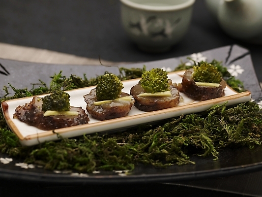 포토 JPG 스튜디오촬영 그릇 식기 접시 음식 술잔 주전자 실내 근접촬영 사람없음 장식 가로 초록색 중식 해삼 홍초해삼 국내포토 뷰포인트 컬러 주방용품 잔 내부 해산물 파일형식